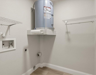 443 Hunter Circle - Photo Thumbnail 13
