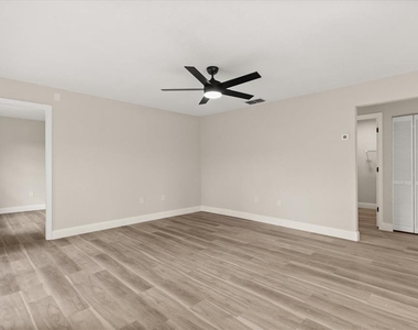 443 Hunter Circle - Photo Thumbnail 6