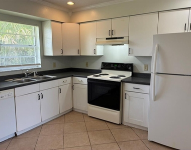 320 Queen Avenue - Photo Thumbnail 3