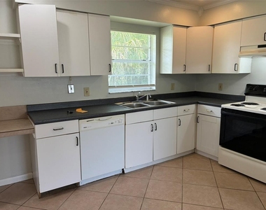 320 Queen Avenue - Photo Thumbnail 4