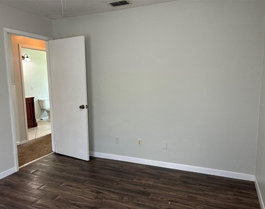 320 Queen Avenue - Photo Thumbnail 13
