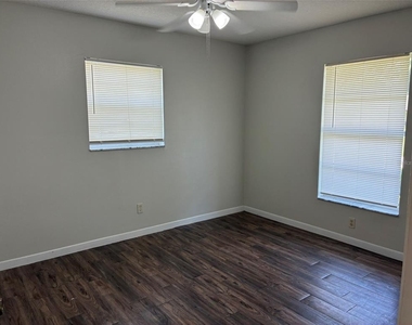 320 Queen Avenue - Photo Thumbnail 10