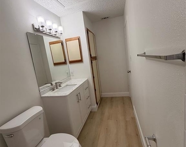 232 Afton Square - Photo Thumbnail 22