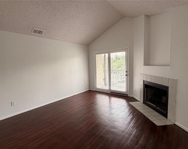 232 Afton Square - Photo Thumbnail 6