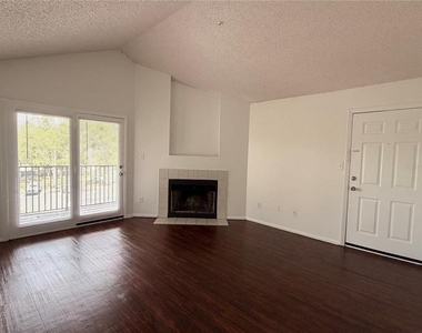 232 Afton Square - Photo Thumbnail 5
