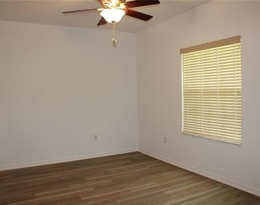 339 Mariners Gate Drive - Photo Thumbnail 4