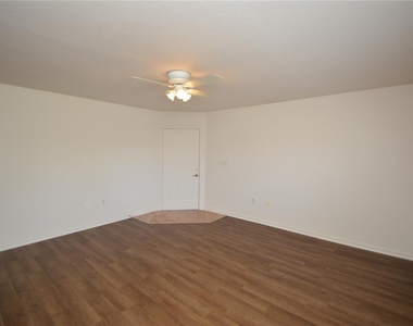 4600 E Moody Boulevard - Photo Thumbnail 5