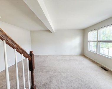 1073 Sparrow Way - Photo Thumbnail 15
