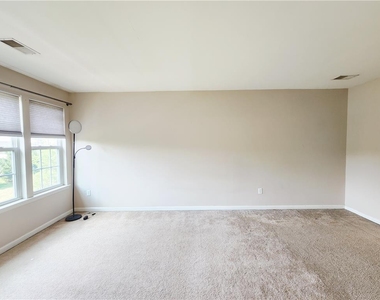 1073 Sparrow Way - Photo Thumbnail 23
