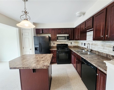 1073 Sparrow Way - Photo Thumbnail 7