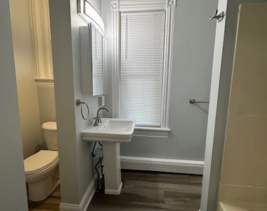 921 W Gordon Street - Photo Thumbnail 11