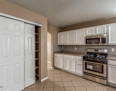 12233 Iverson Court - Photo Thumbnail 8
