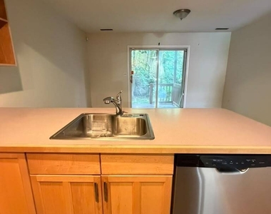 75 Leslie Road - Photo Thumbnail 5