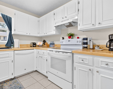 135 Dennis Drive - Photo Thumbnail 11