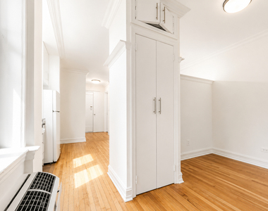 214 East 51st Street - Photo Thumbnail 3