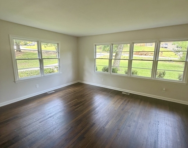 107 Stanley Terrace - Photo Thumbnail 5