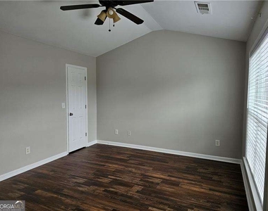 1021 Thornborough Drive - Photo Thumbnail 18