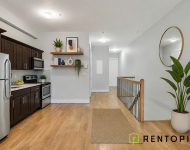 33 Meserole Street - Photo Thumbnail 2