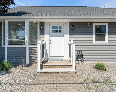 501 Forman Avenue - Photo Thumbnail 2