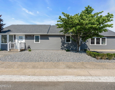 501 Forman Avenue - Photo Thumbnail 1