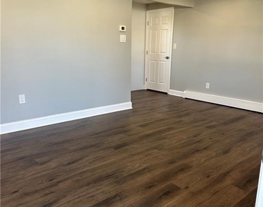 10 Lake Avenue - Photo Thumbnail 2