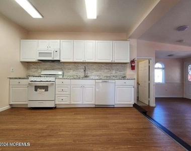 225 Shore Boulevard - Photo Thumbnail 7