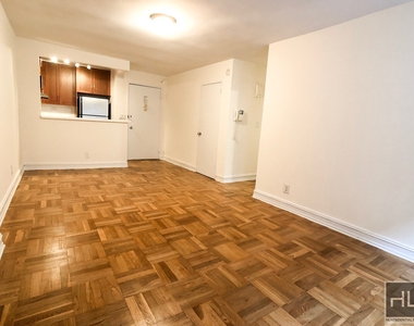 East 76 Street - Photo Thumbnail 3