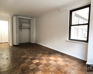 E 82 St - Photo Thumbnail 3
