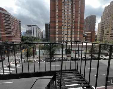Second Avenue - Photo Thumbnail 3