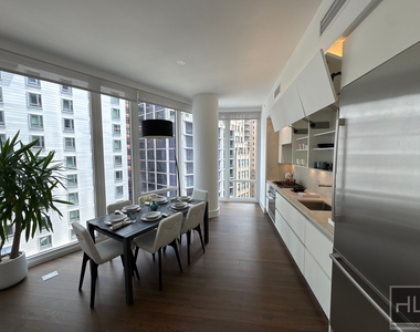 East 44th Street - Photo Thumbnail 3