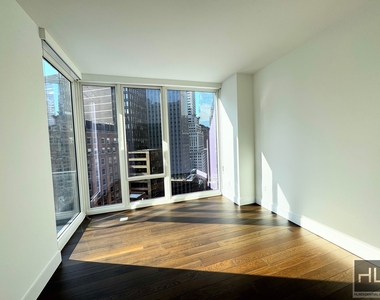 East 44th Street - Photo Thumbnail 9