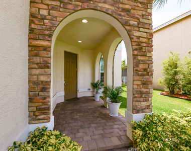 713 Nw Leonardo Circle - Photo Thumbnail 1