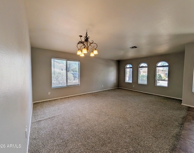 738 E Saddle Way - Photo Thumbnail 3