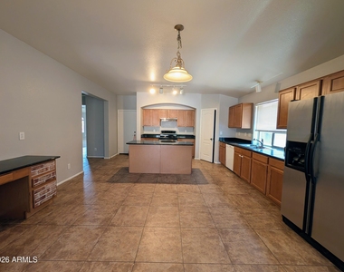 738 E Saddle Way - Photo Thumbnail 5