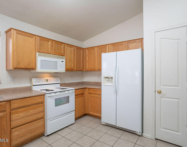 6762 W Del Mar Lane - Photo Thumbnail 7