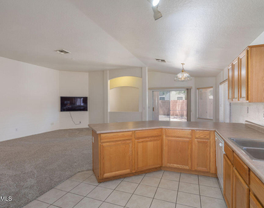 6762 W Del Mar Lane - Photo Thumbnail 9