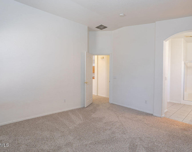 6762 W Del Mar Lane - Photo Thumbnail 15