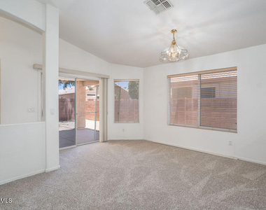 6762 W Del Mar Lane - Photo Thumbnail 11