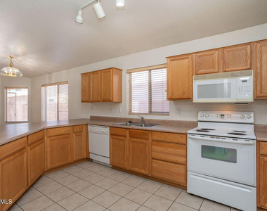 6762 W Del Mar Lane - Photo Thumbnail 8