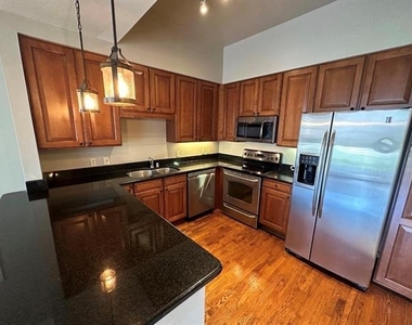 3225 Turtle Creek Boulevard - Photo Thumbnail 9
