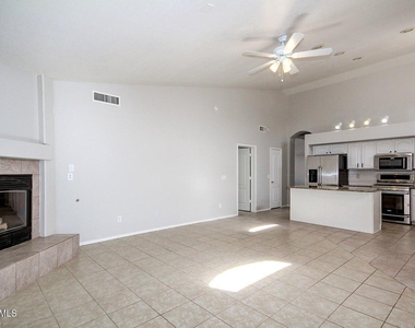 12715 W Cambridge Avenue - Photo Thumbnail 9