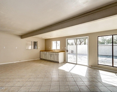 12715 W Cambridge Avenue - Photo Thumbnail 24