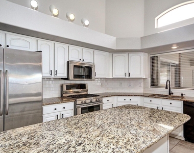 12715 W Cambridge Avenue - Photo Thumbnail 10