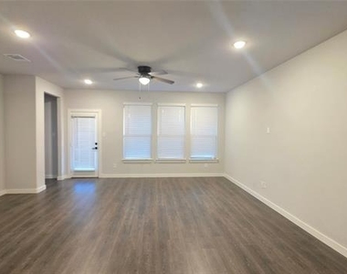 421 Tuscany Drive - Photo Thumbnail 2
