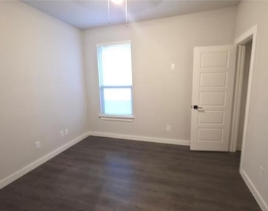 421 Tuscany Drive - Photo Thumbnail 8