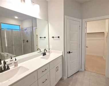421 Tuscany Drive - Photo Thumbnail 6