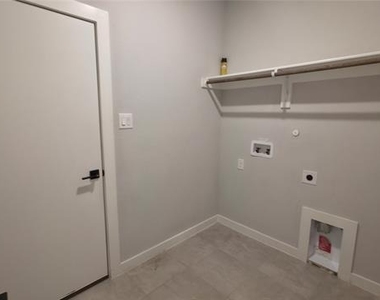 421 Tuscany Drive - Photo Thumbnail 16