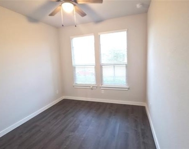 421 Tuscany Drive - Photo Thumbnail 10