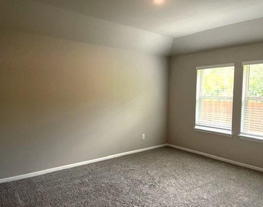 333 Wildrose Circle - Photo Thumbnail 6