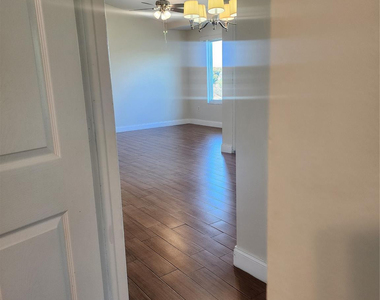 317 Villa Circle - Photo Thumbnail 6